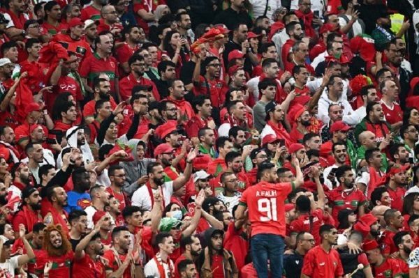 فریاد «لااله‌الاالله» هواداران تیم فوتبال مراکش در پاسخ به اسلام‌هراسی مکرون