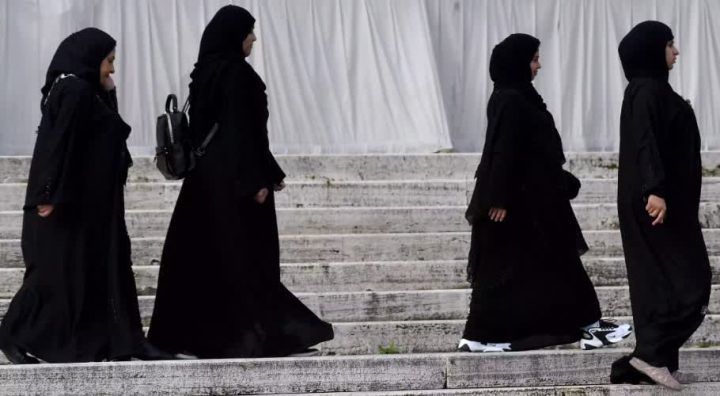 فرانسه پوشیدن عبای اسلامی را برای دختران در مدارس ممنوع کرد