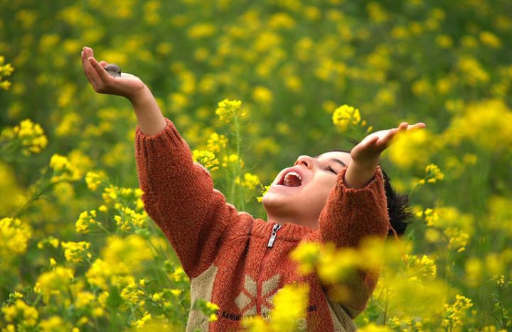 چرا تصور میشود که ترجیح دین بر حزن است نه شادی؟