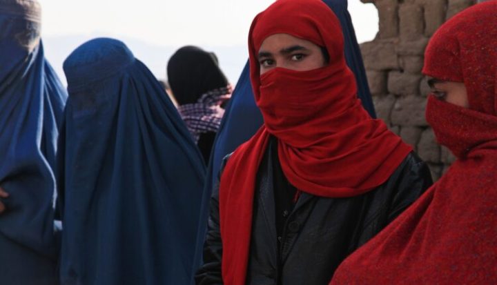 طالبان زنان را به اتهام بدحجابی را بازداشت می‌کنند