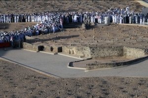مسلمانان جهان به زیارت اهل قبور می روند و برای قبور بزرگان خود ارزش والایی قائل هستند. تنها وهابیان هستند که با زیارت قبور مخالف اند