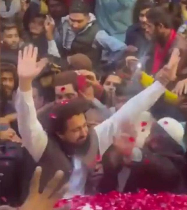 جشن بریلوی ها برای آزادی رهبرشان