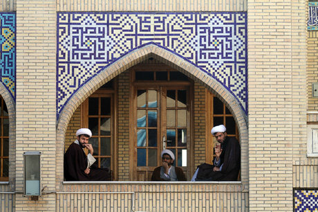 حوزه علمیه بی‌هویت، کلیسای قرون وسطا است