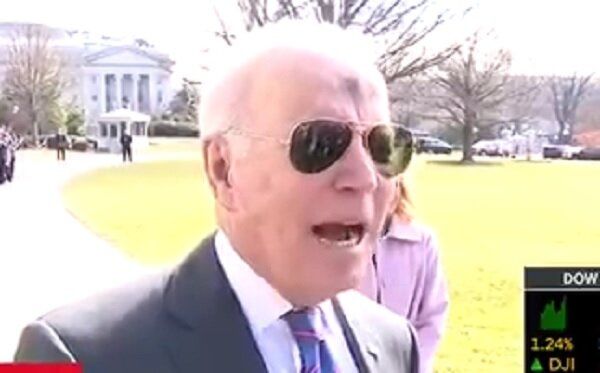 علامت صلیب بر پیشانی بایدن جنجال به پا کرد