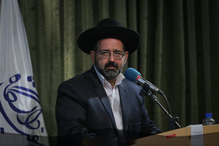 زنان یهودی بعد از ازدواج فقط به پدر، همسر و فرزندان خود محرم هستند