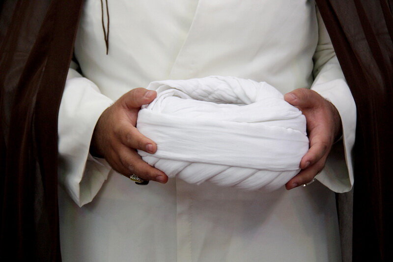 سلاح دین را نباید به دست هر کسی سپرد و اگر در روحانیت اخلاق نباشد، سر از بهائیت و انحراف در عقیده و عمل درمیآورد، لذا یکی از ضرورتهای حوزههای علمیه اخلاق است.