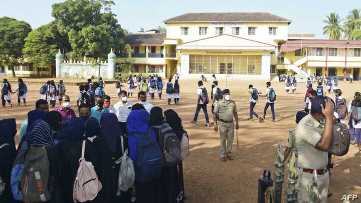 خشم گسترده مسلمانان از تعطیلی ۱۲ مدرسه اسلامی در هند