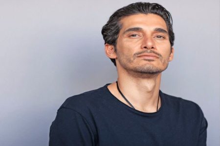 حسین اورا مروج معنویت‌های نوظهور به مواضع آشکار ضدحکومتی و توهین‌آمیز روی آورد